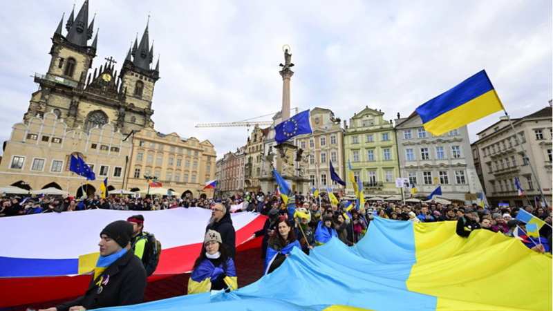 У Празі сотні людей за участі президента вийшли на мітинг до річниці вторгнення рф в Україну