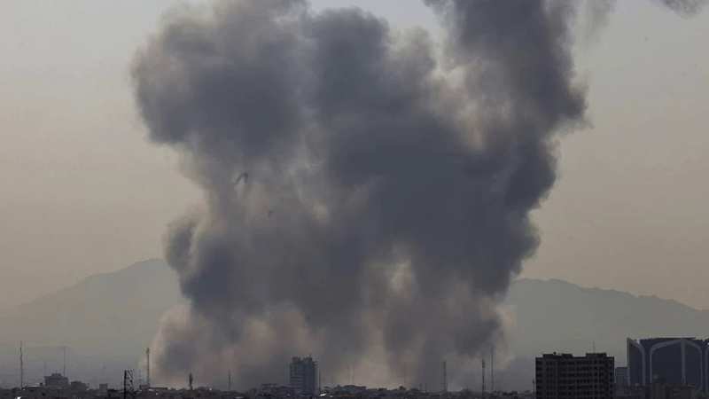 В ОАЕ заявляють про кілька хвиль атак іранських дронів і ракет