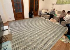 Підлога встелена доларами: медпрацівників викрили на незаконному оформленні інвалідності