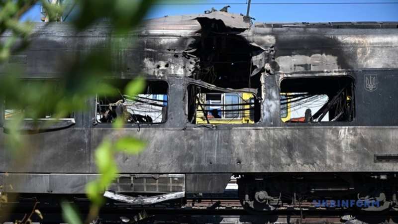Після масованої атаки в Україні затримуються потяги і скасовують рейси
