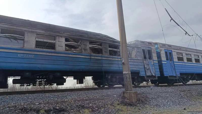 Рашисти вдарили по приміському потягу на Дніпропетровщині
