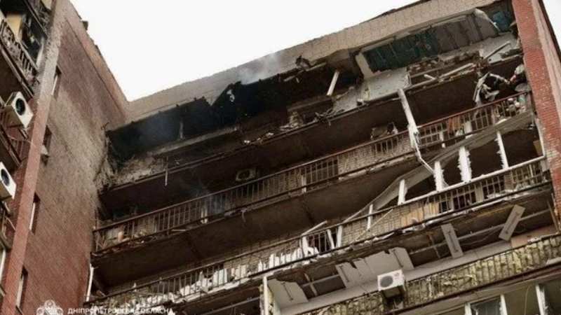 Дніпро: посеред дня ворожий дрон влетів у багатоповерхівку, є важкопоранені