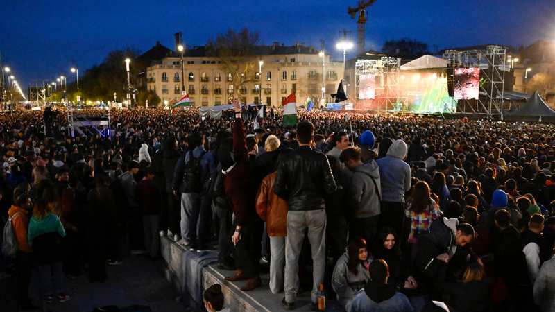 У Будапешті понад сто тисяч людей зібралися на акції проти Орбана