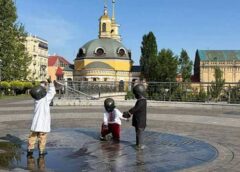 Засновників Києва на Поштовій площі одягнули у вишиванки
