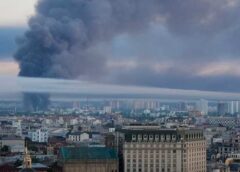 Київ пережив нову балістичну атаку, столицю затягнуло густим димом